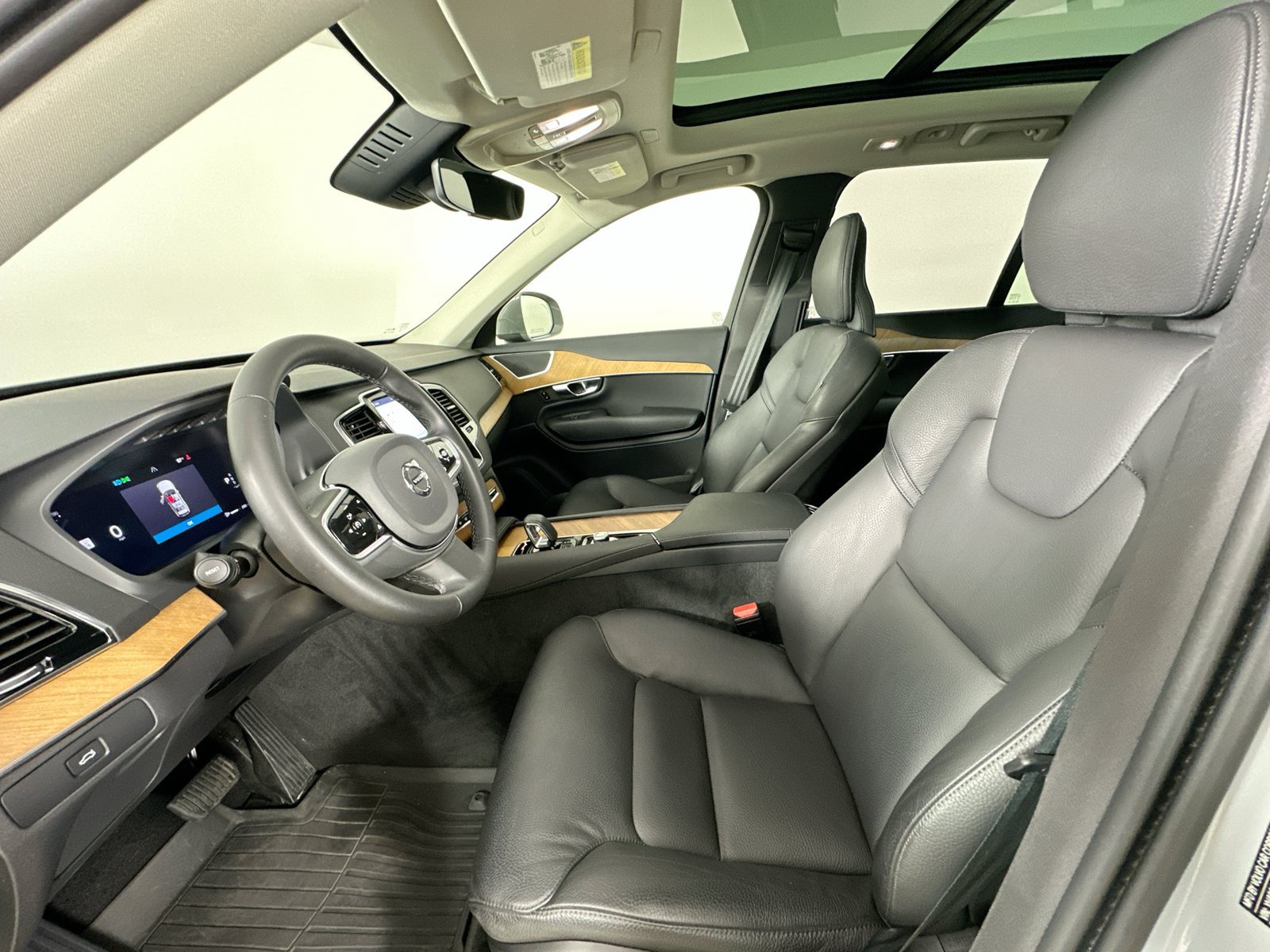Certified 2025 Volvo XC90 B6 Plus AWD/4WD image 32