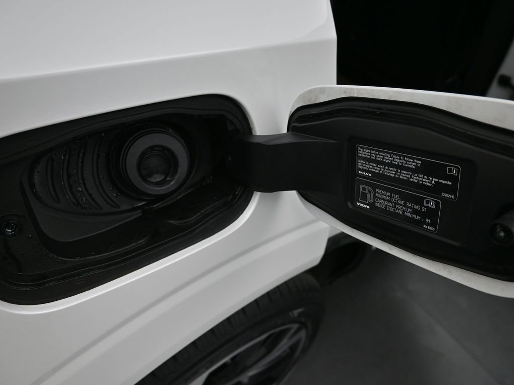 Certified 2024 Volvo XC60 B5 Ultimate w/ Protection Package Premier image 18
