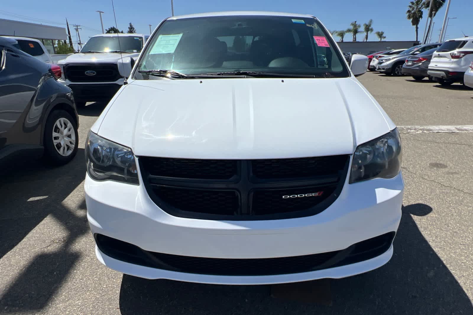 Used 2016 Dodge Grand Caravan SE image 2
