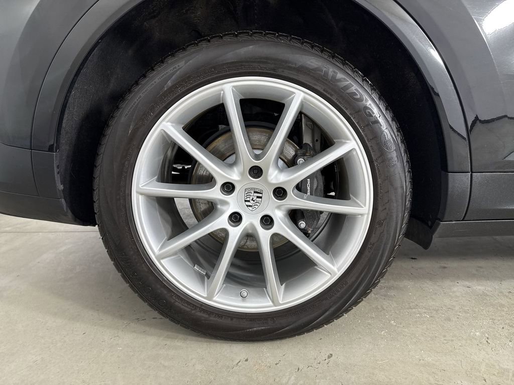 Certified 2023 Porsche Cayenne Platinum Edition image 16