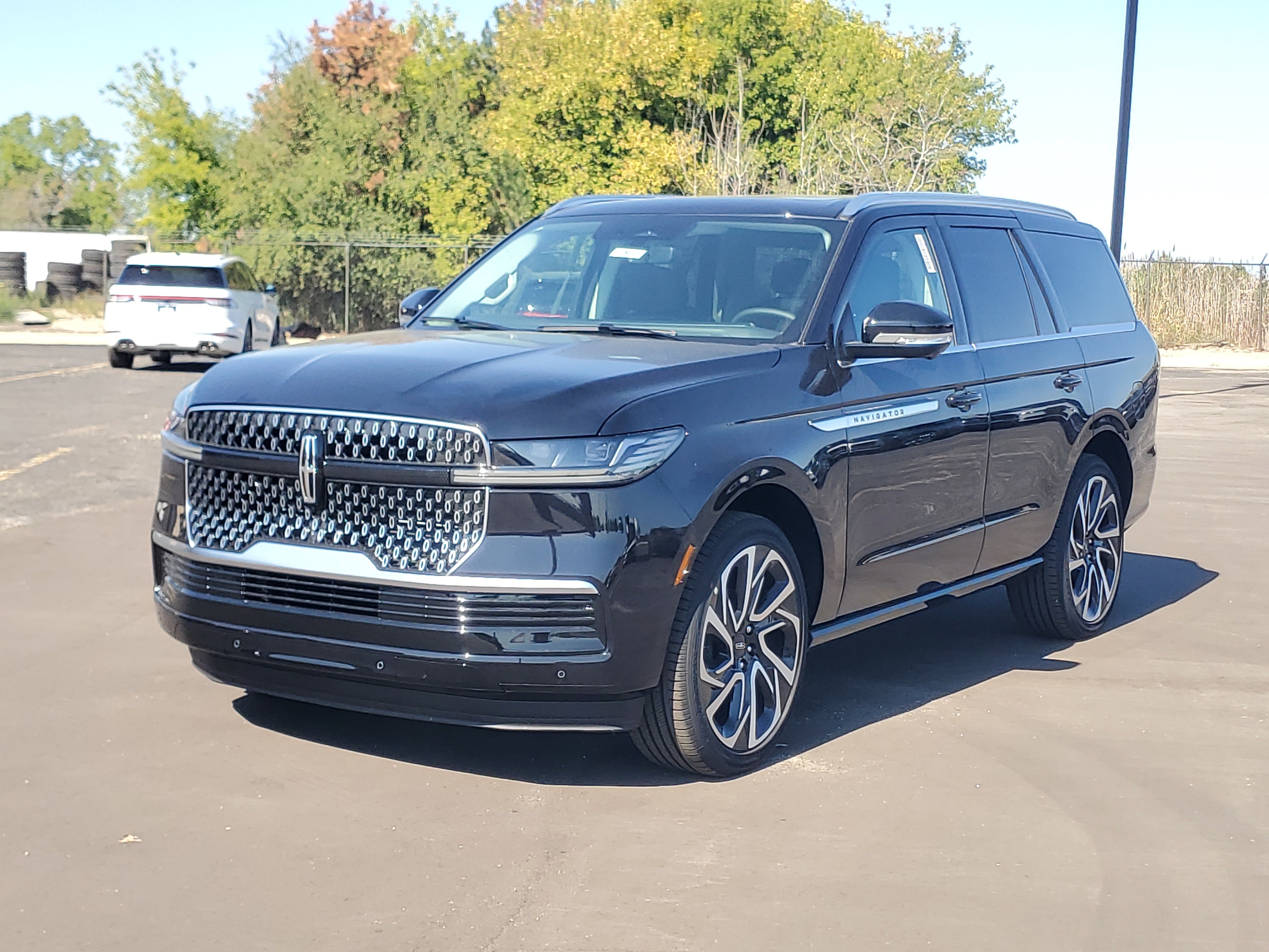 New 2027 Lincoln Navigator Reserve AWD/4WD image 2
