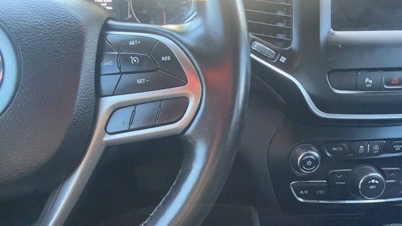 Used 2021 Jeep Cherokee Latitude Lux FWD image 22