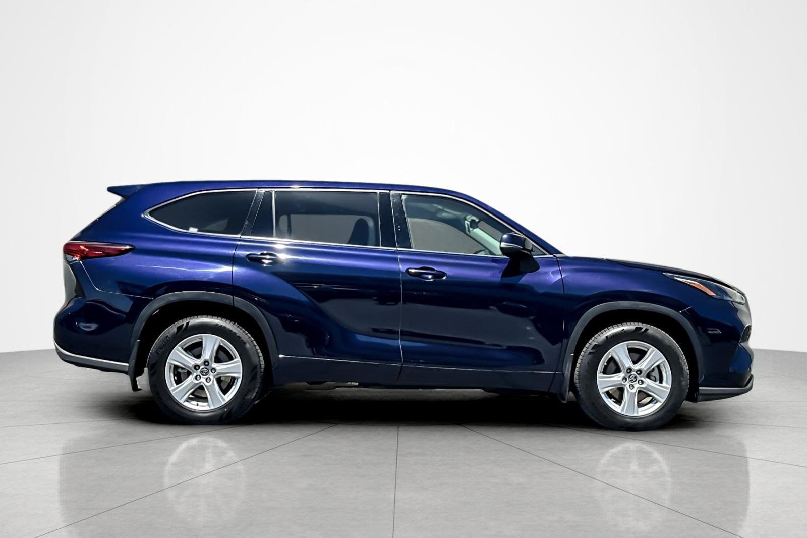 Used 2022 Toyota Highlander LE FWD image 6