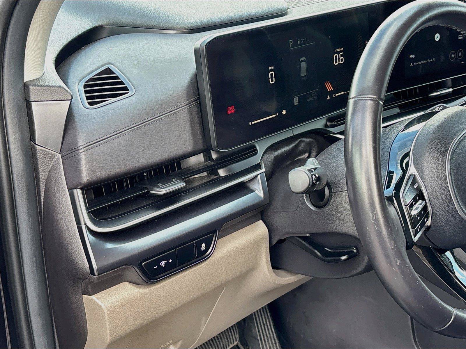 Used 2025 Kia Carnival FWD image 10
