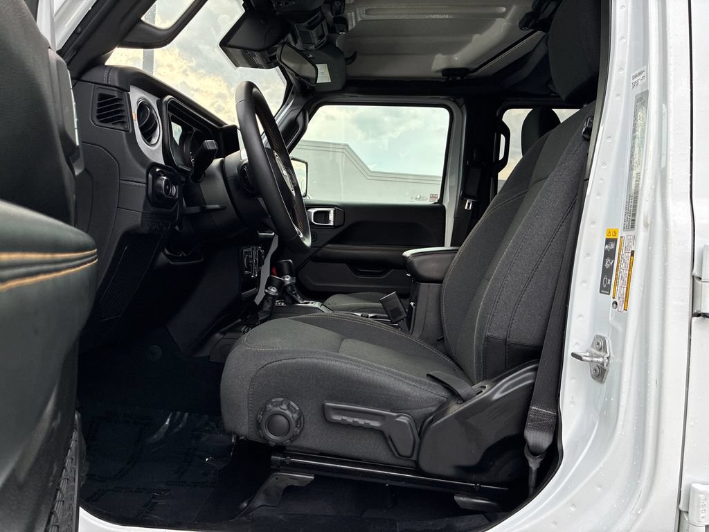Used 2025 Jeep Wrangler Unlimited Sahara AWD/4WD image 18