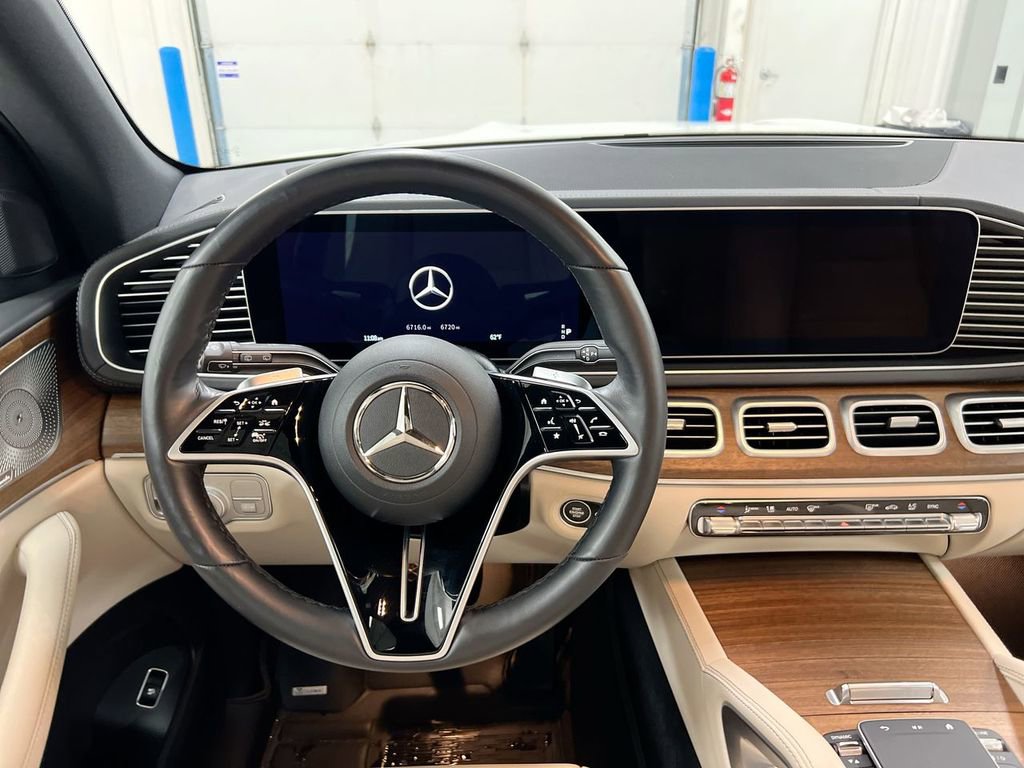 Used 2025 Mercedes-Benz GLS 450 4MATIC image 11