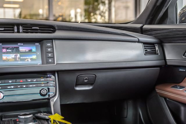 Used 2018 Jaguar XF S image 33