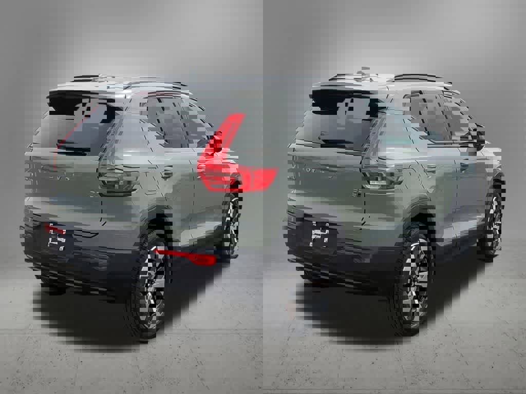 Used 2023 Volvo XC40 B5 Plus w/ Driver Assist Package image 6