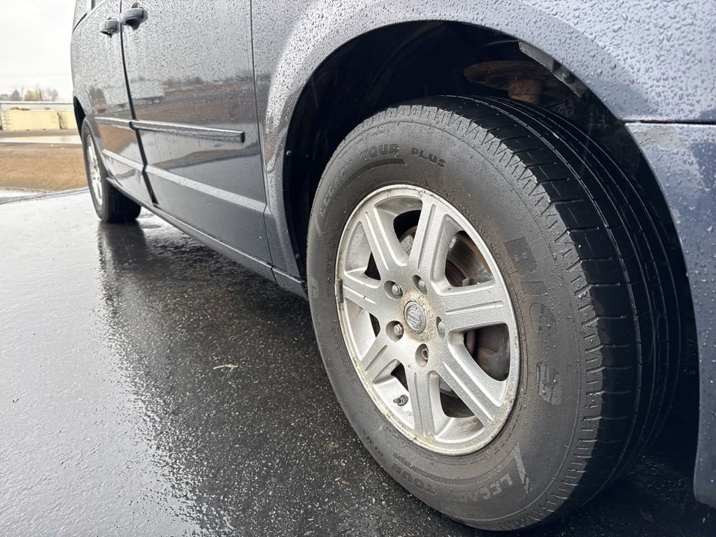 Used 2008 Chrysler Town & Country Touring image 7