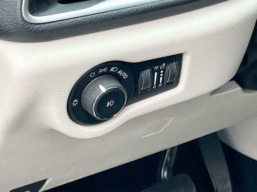 Certified 2021 Chrysler Pacifica Touring-L w/ Uconnect Theater Family Group image 10