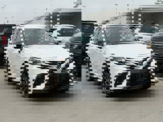 Used 2024 Toyota Camry SE image 2