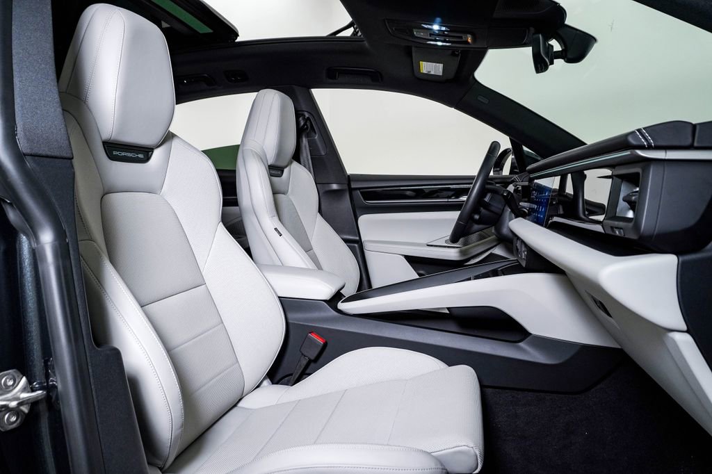 Certified 2025 Porsche Macan 4S Electric AWD/4WD image 15
