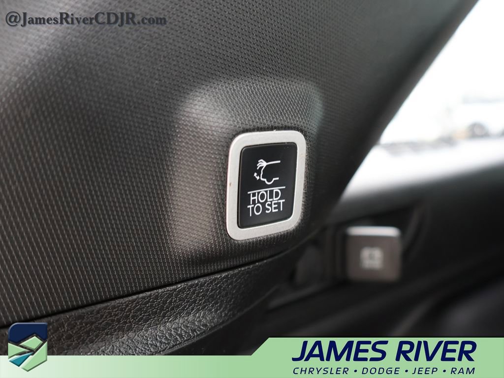 Used 2025 Jeep Grand Cherokee Altitude AWD/4WD image 16