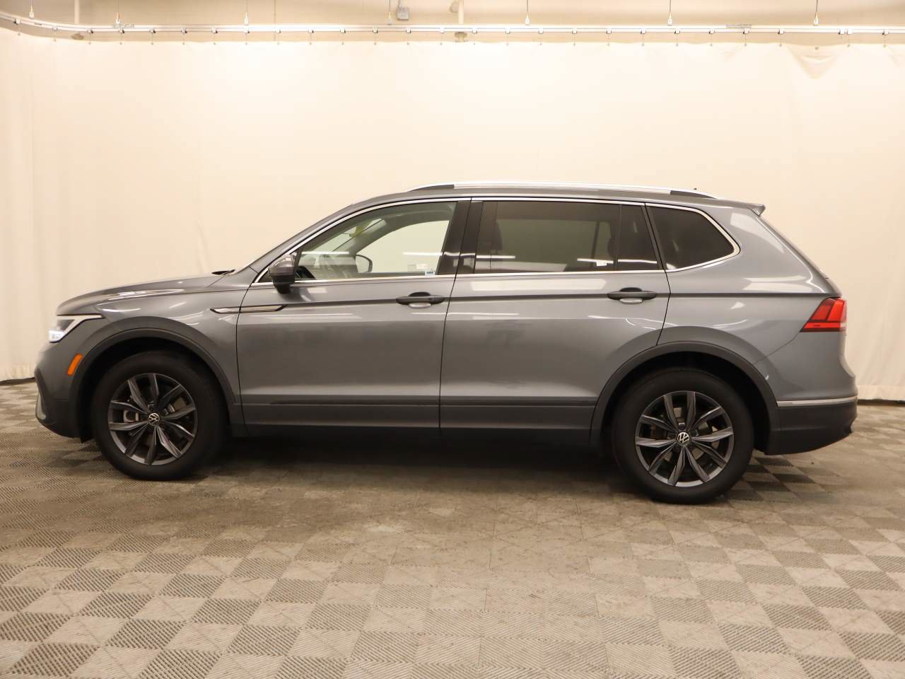 Certified 2023 Volkswagen Tiguan SE FWD image 2