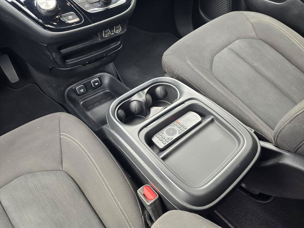Used 2021 Chrysler Pacifica Touring w/ S Appearance Package FWD image 16