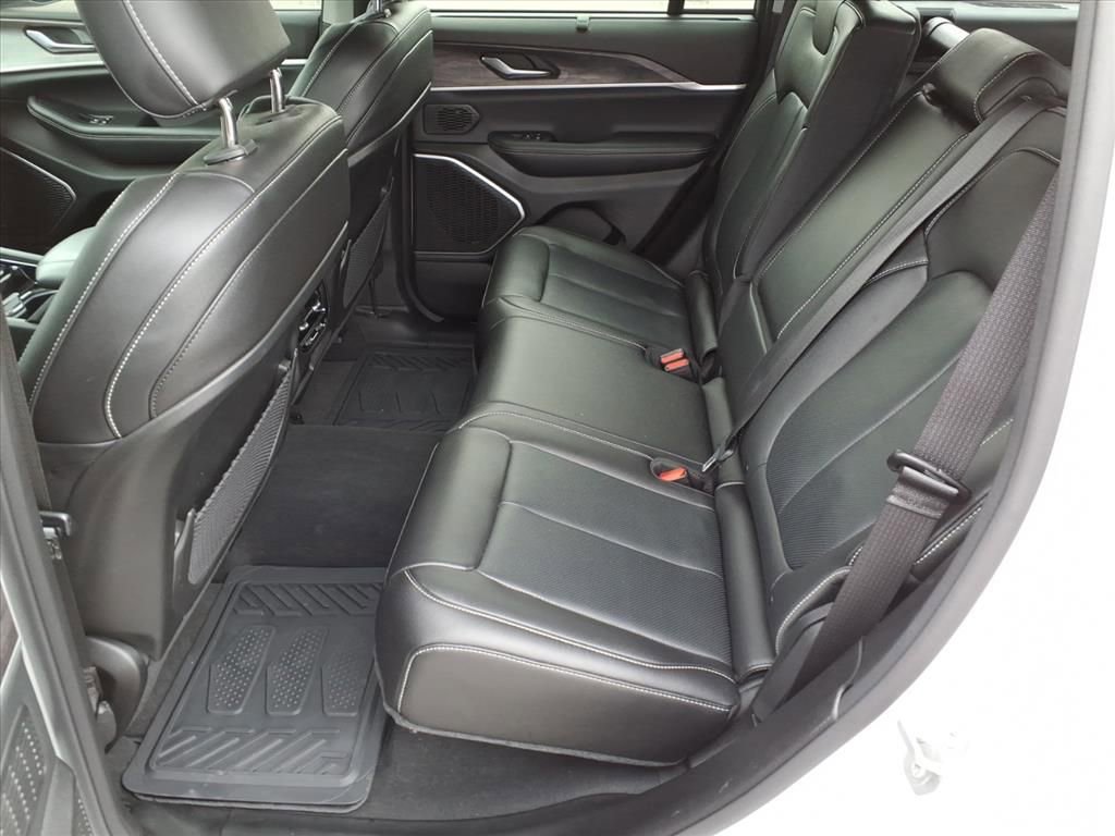 Used 2023 Jeep Grand Cherokee Altitude image 11