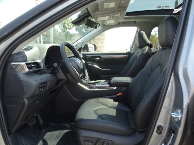 New 2026 Toyota Highlander Platinum AWD/4WD image 10