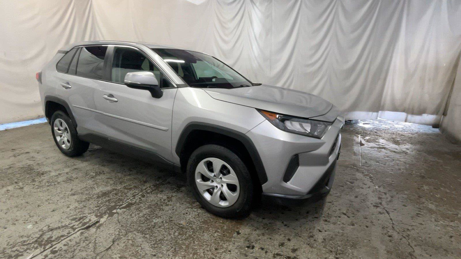 Used 2022 Toyota RAV4 LE AWD/4WD image 3