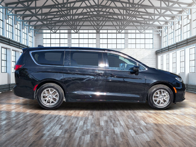 Used 2024 Chrysler Pacifica Touring-L FWD image 2