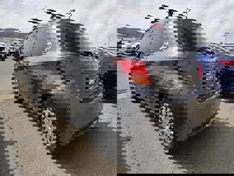 Used 2016 Toyota Yaris L image 5