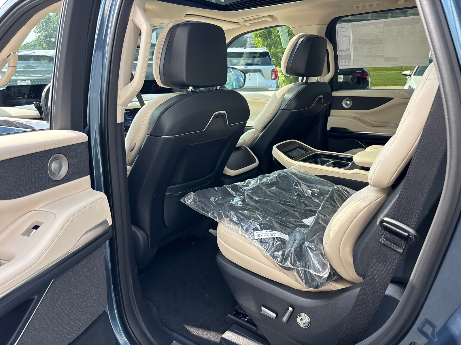 New 2027 Lincoln Navigator Reserve AWD/4WD image 27