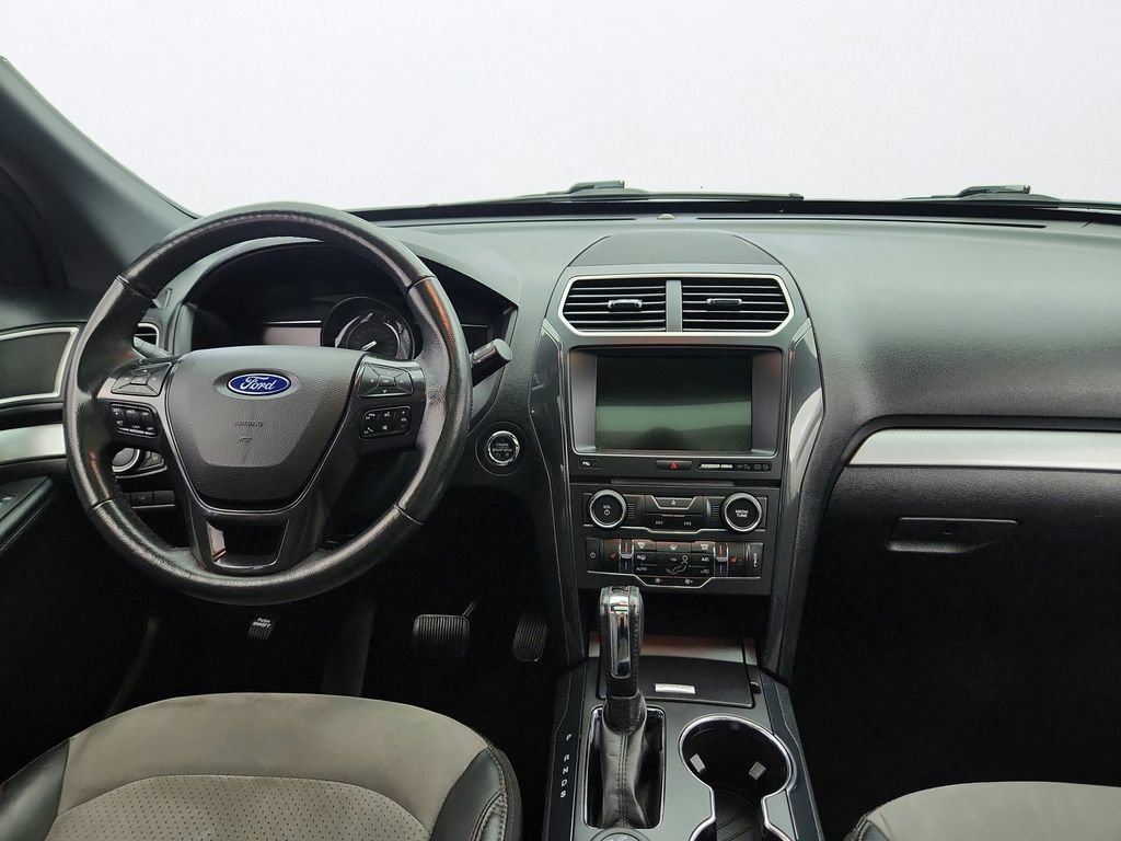 Used 2017 Ford Explorer XLT w/ Equipment Group 202A AWD/4WD image 30