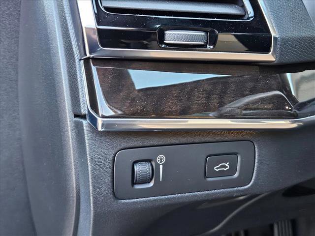 Used 2017 Volvo XC90 T6 Momentum w/ Vision Package image 11