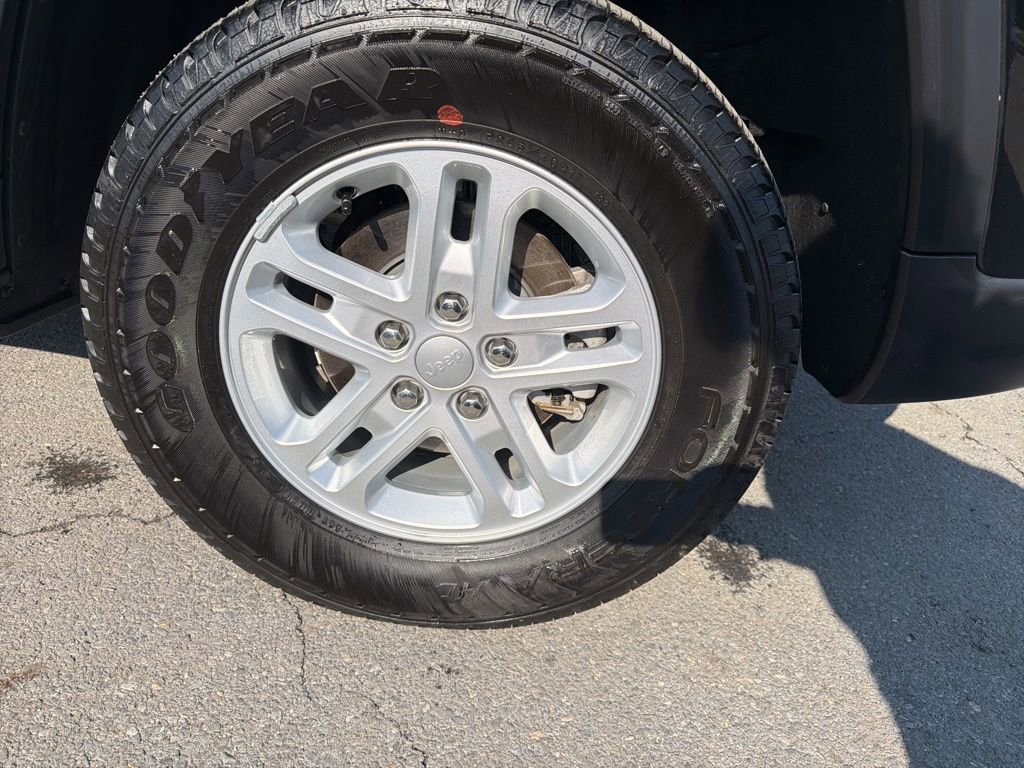 Used 2025 Jeep Grand Cherokee Laredo image 15