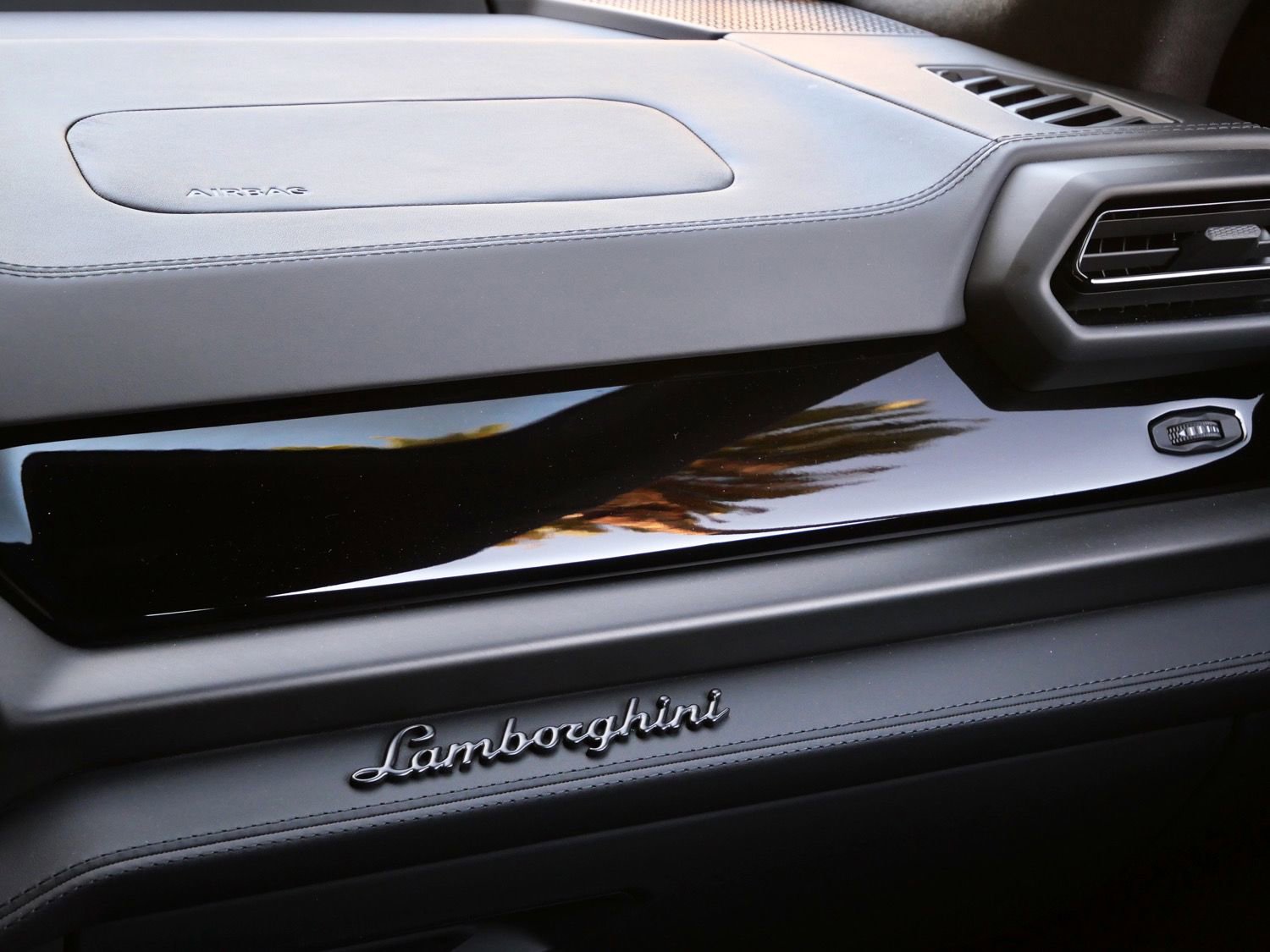 Used 2025 Lamborghini Urus SE image 23