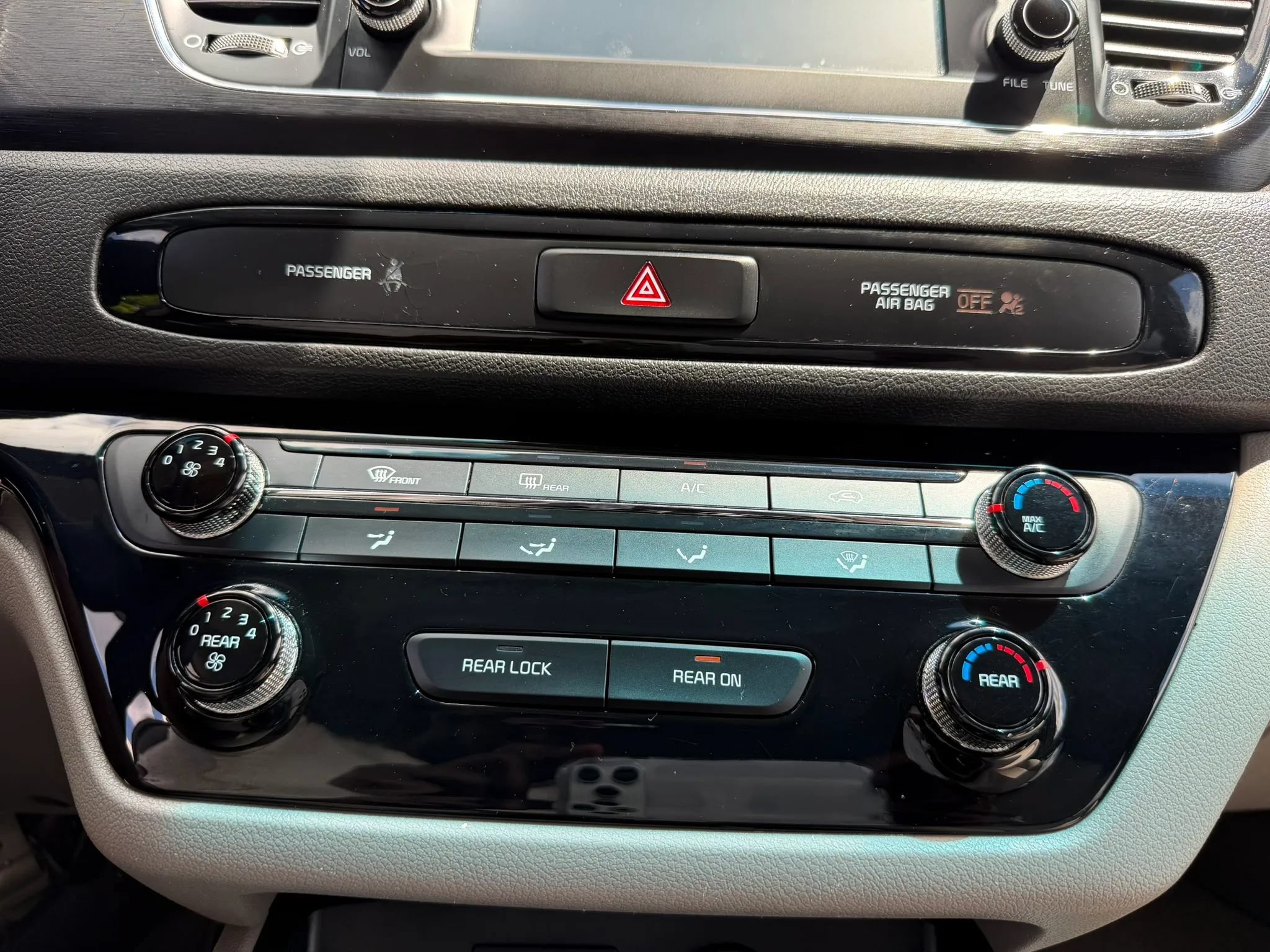 Used 2019 Kia Sedona LX FWD image 28