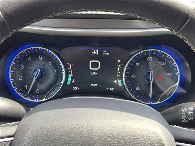 Used 2023 Chrysler Pacifica Touring-L image 11