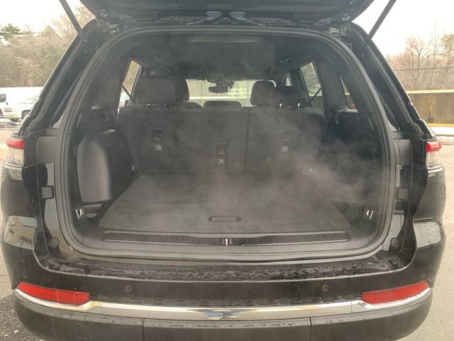 Used 2024 Jeep Grand Cherokee Laredo image 13