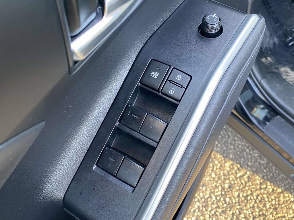 Used 2022 Toyota Highlander XLE AWD/4WD image 17