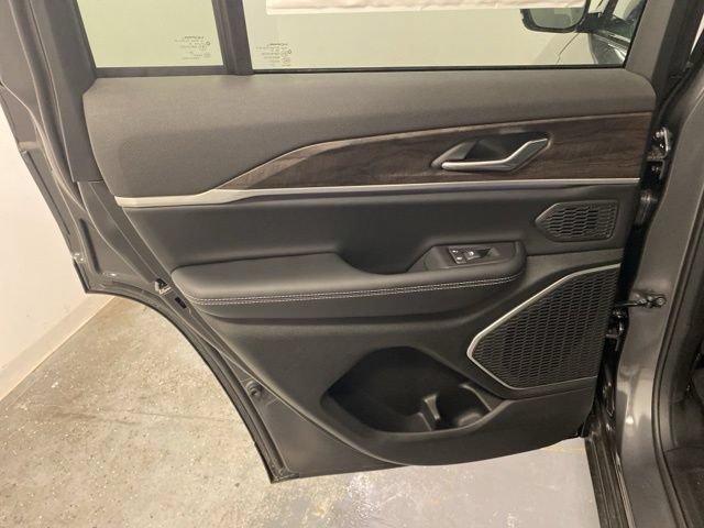 New 2026 Jeep Grand Cherokee Limited w/ Limited Altitude Package AWD/4WD image 24