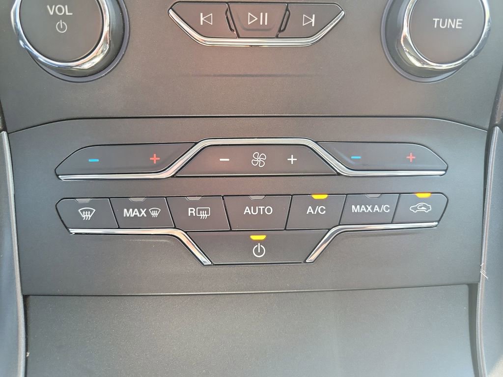 Used 2020 Ford Edge SE image 23