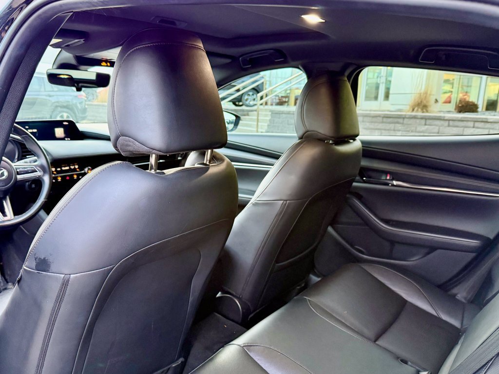 Used 2020 MAZDA MAZDA3 Premium image 40