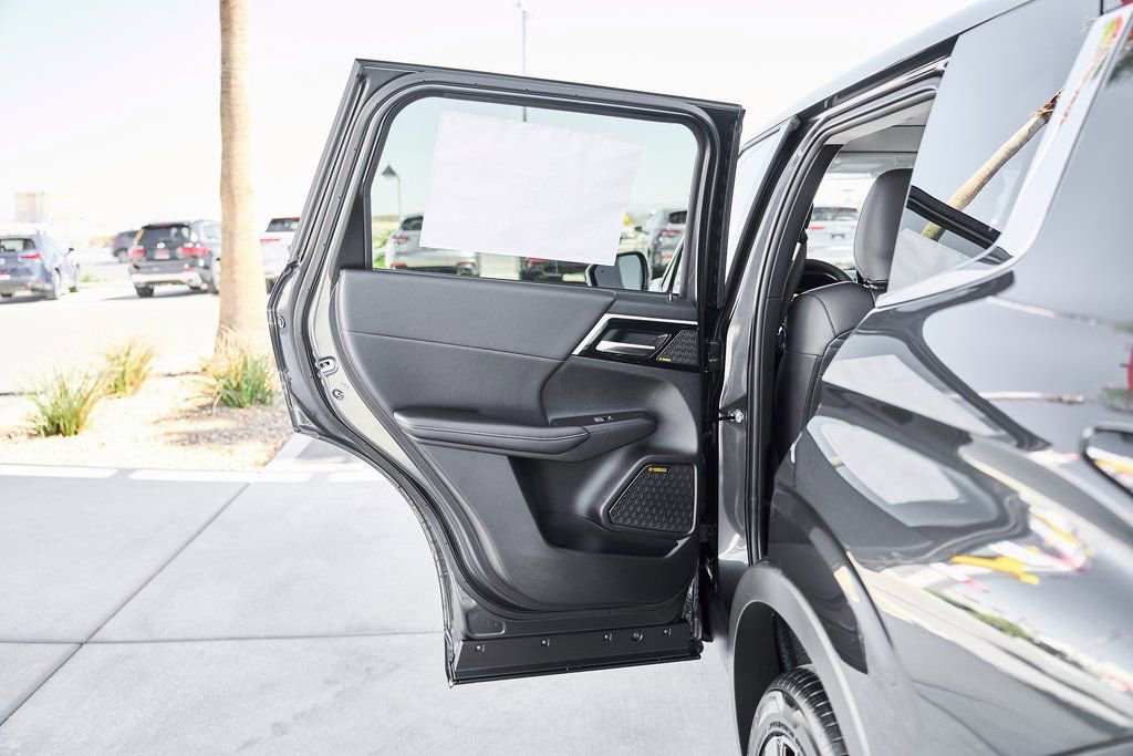 New 2026 Mitsubishi Outlander SE FWD image 16