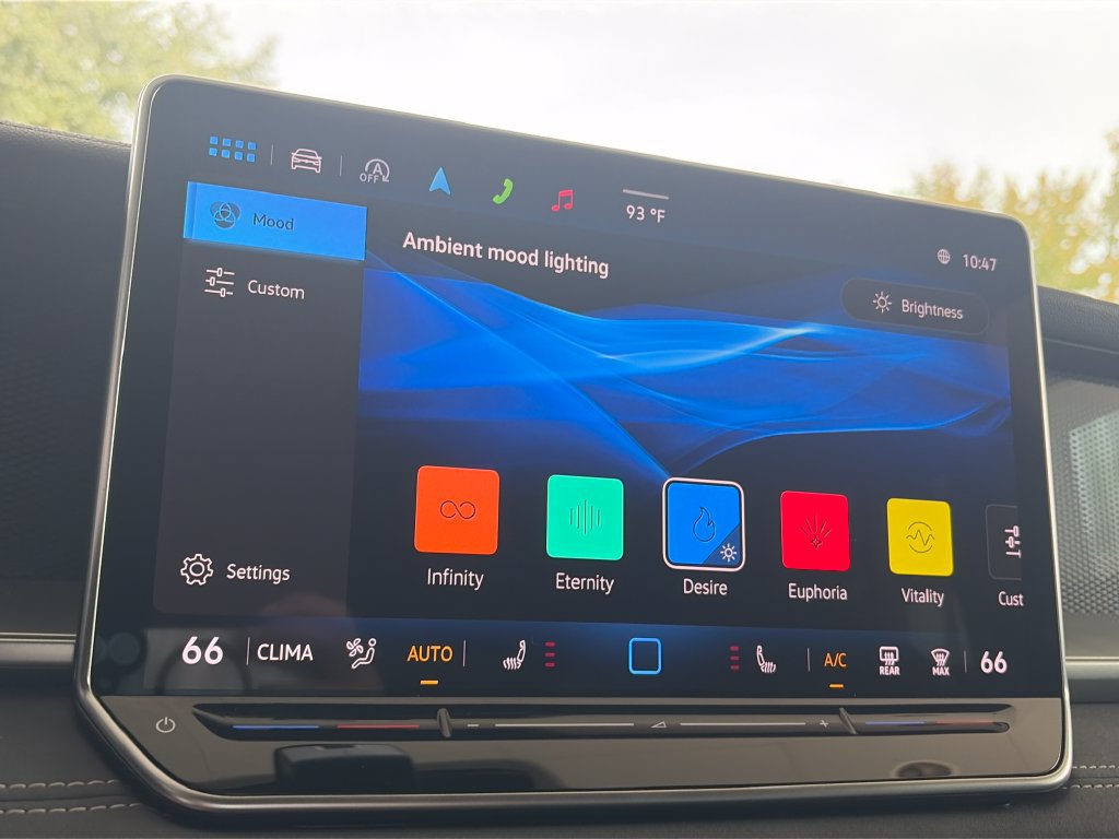 Certified 2025 Volkswagen Tiguan SE R-Line FWD image 25