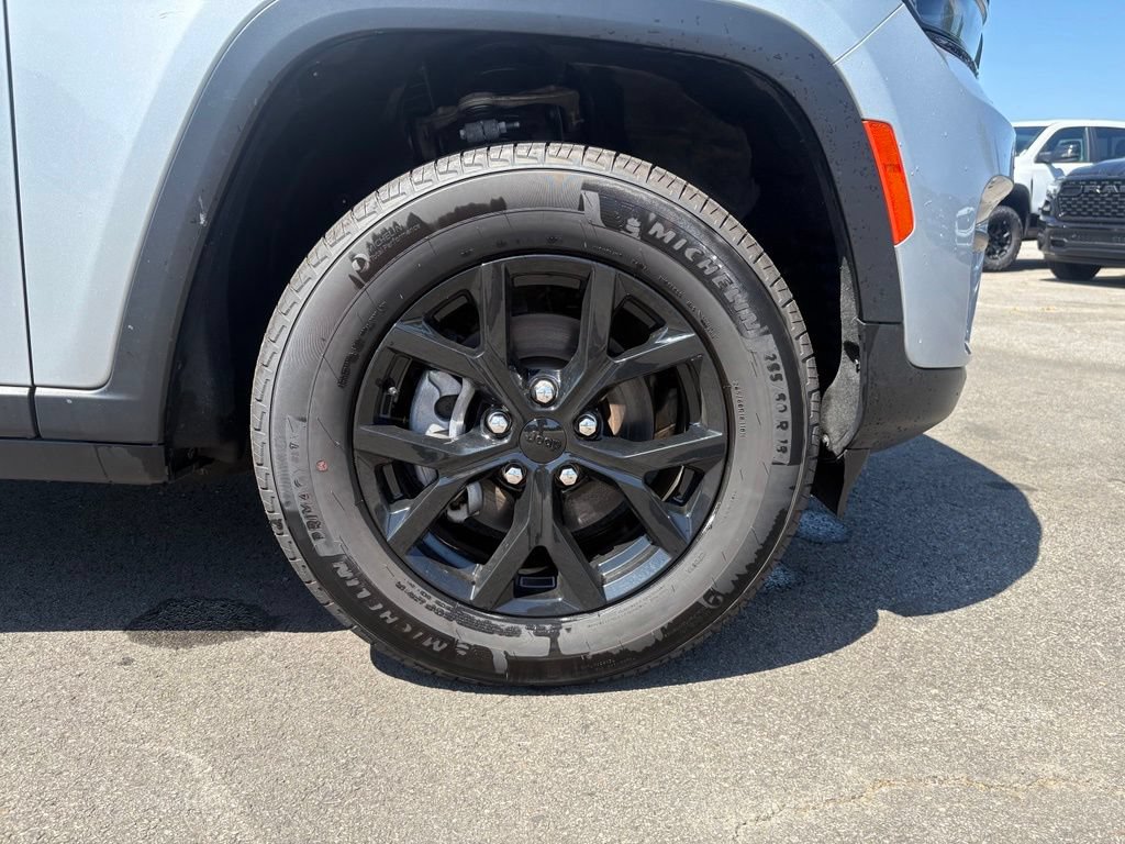 Used 2025 Jeep Grand Cherokee Altitude AWD/4WD image 31