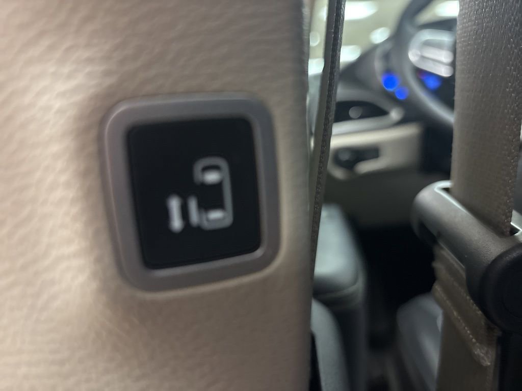 Used 2023 Chrysler Pacifica Touring-L image 27