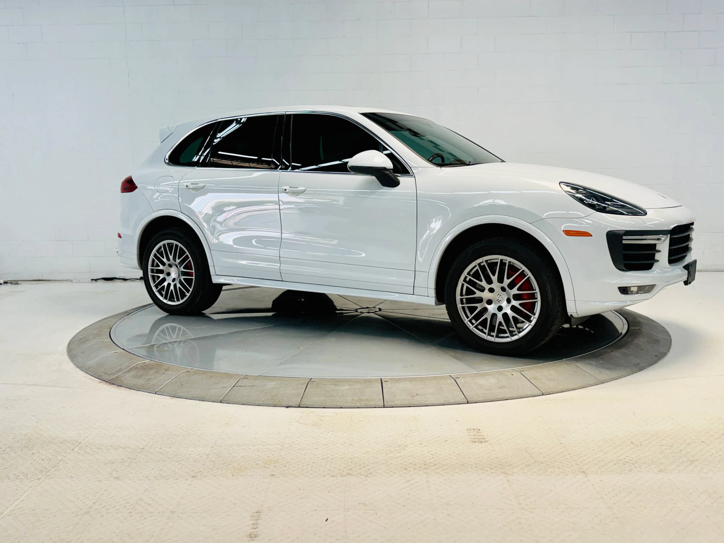 Used 2016 Porsche Cayenne AWD/4WD image 8