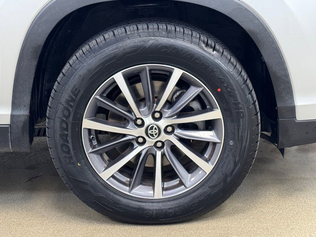 Used 2019 Toyota Highlander XLE FWD image 4