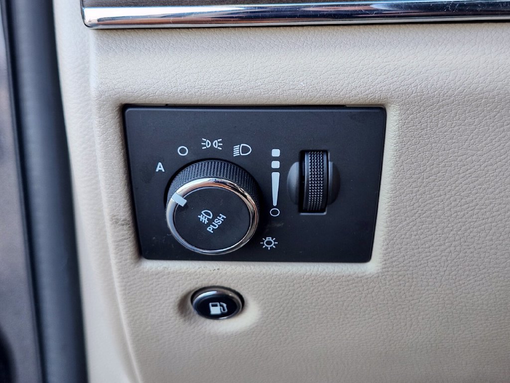 Used 2015 Jeep Grand Cherokee Overland w/ Advanced Technology Group AWD/4WD image 25