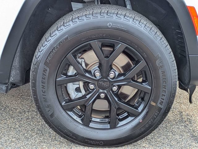 Used 2025 Jeep Grand Cherokee L Laredo RWD image 11