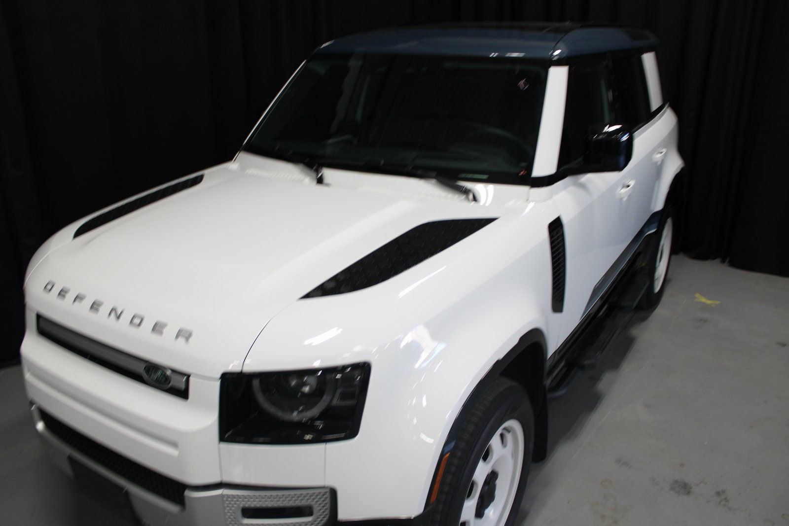 Used 2025 Land Rover Defender 110 S image 8