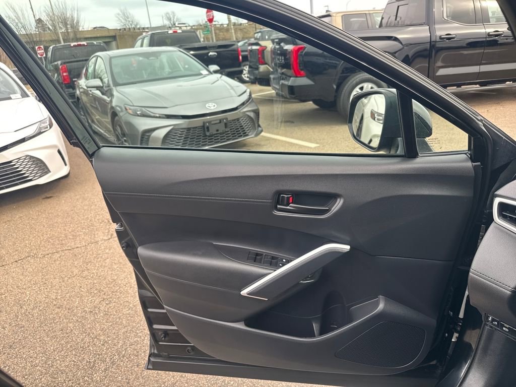 Used 2025 Toyota Corolla Cross LE w/ Moonroof Package image 32