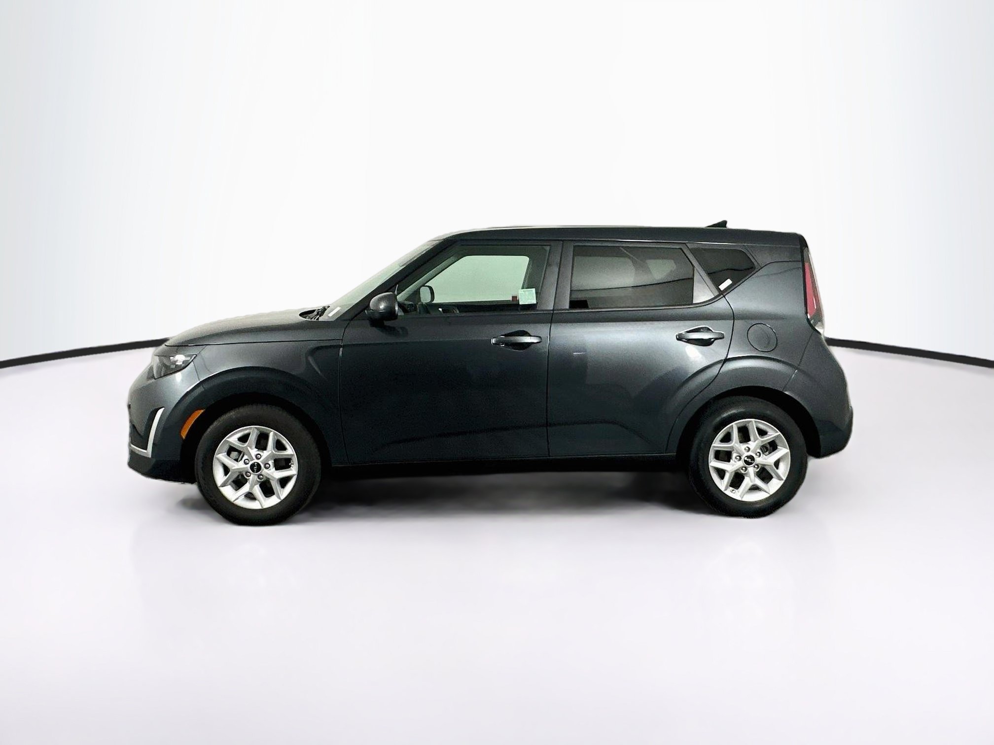 Used 2025 Kia Soul LX w/ LX Technology Package FWD image 4