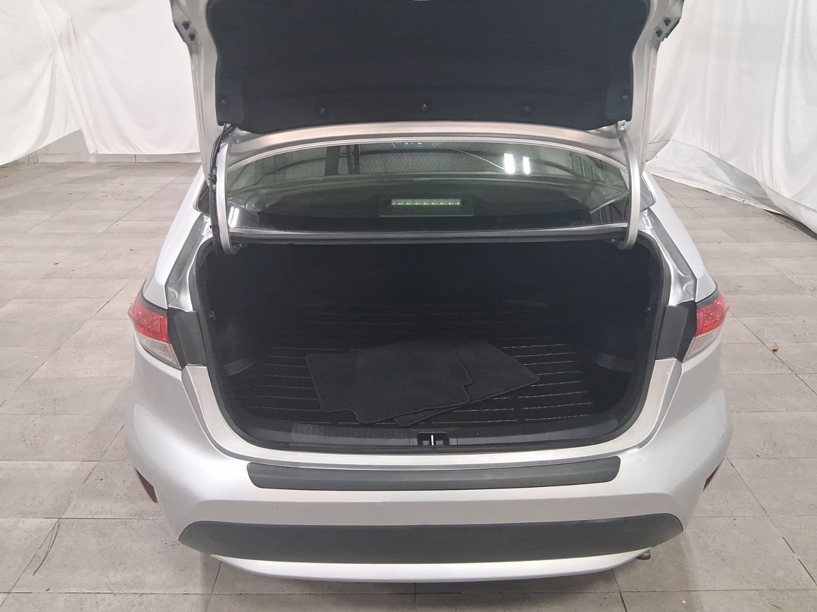 Used 2020 Toyota Corolla LE image 30