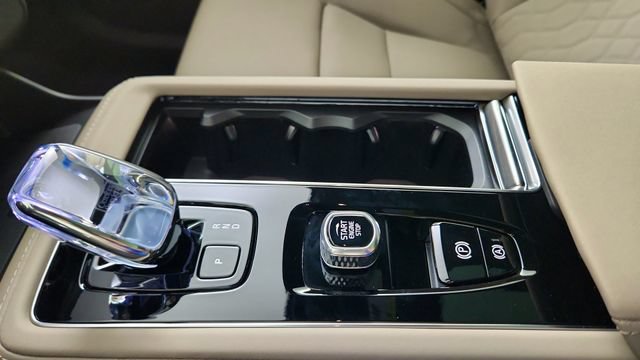 New 2026 Volvo XC90 T8 Plus w/ Protection Package Premier AWD/4WD image 17