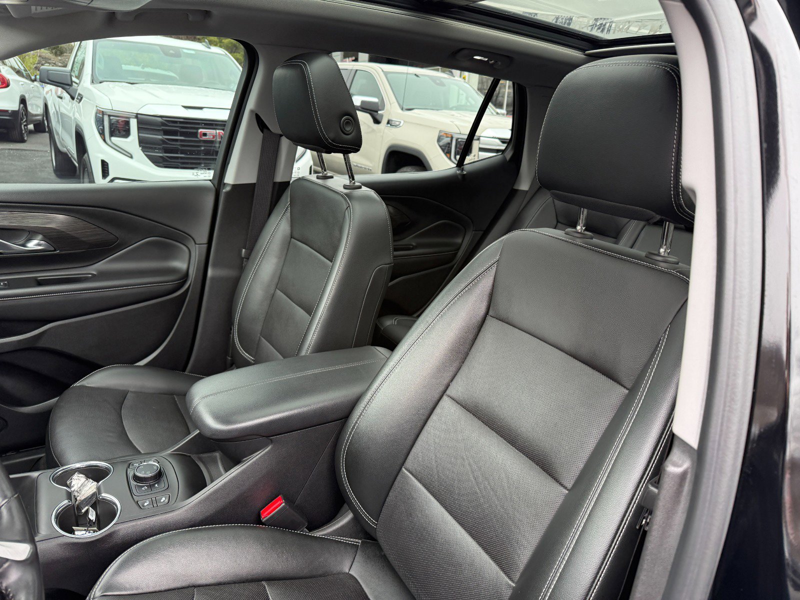 Used 2022 GMC Terrain SLT w/ Elevation Edition image 14